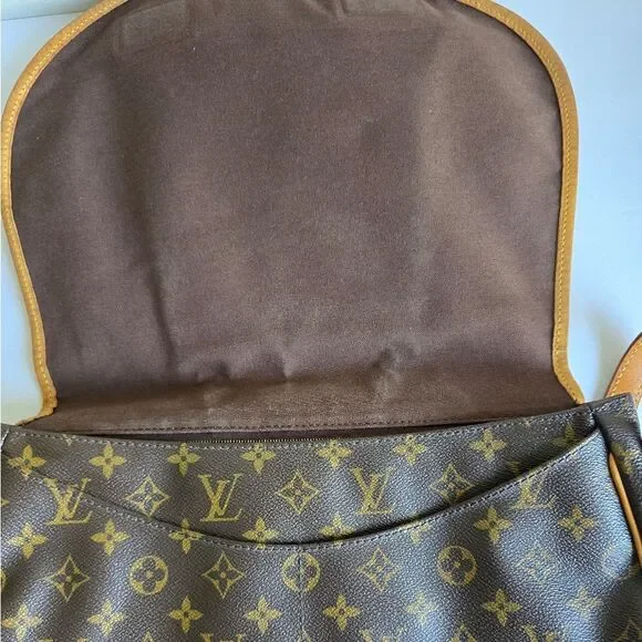 Louis Vuitton Menilmontant MM - Picture 9 of 16